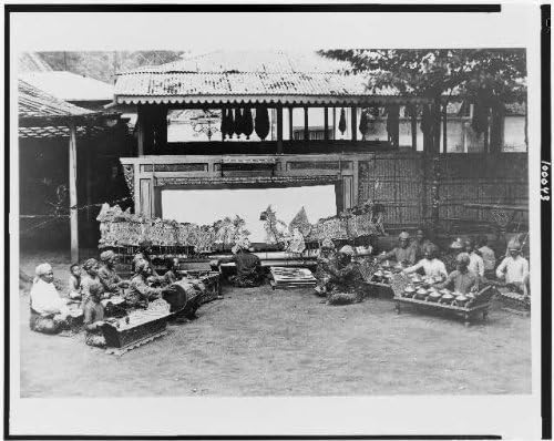 צילום היסטורי: בובות המבצעות משחק צללים, תיאטרון, ג ' אווה, אינדונזיה, 1900-1923, גמלאן