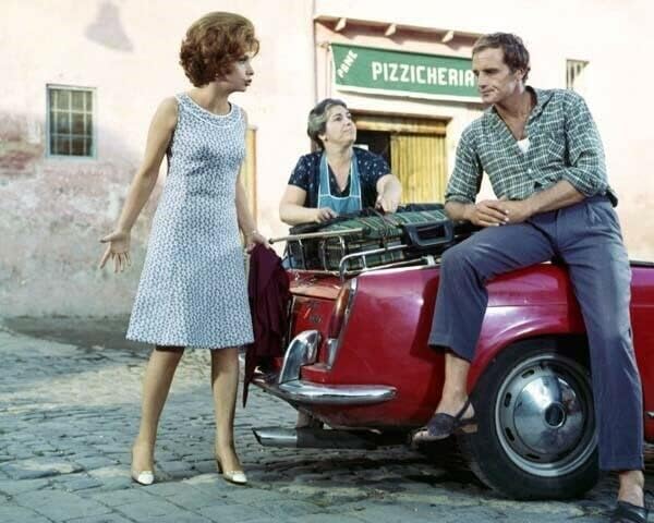 Buona Sera Mrs Campbell 1968 ג'ינה לולובריגידה ברחוב עם מכונית 8x10 צילום