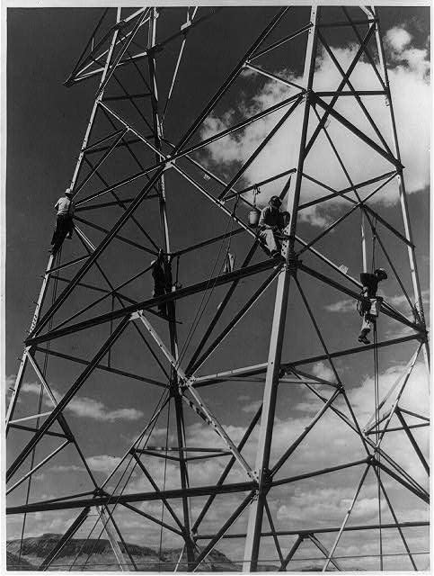 צילום היסטורי -פינדס: סכר בולדר, קולורדו. עובדים בניית מגדל מתח גבוה 1941
