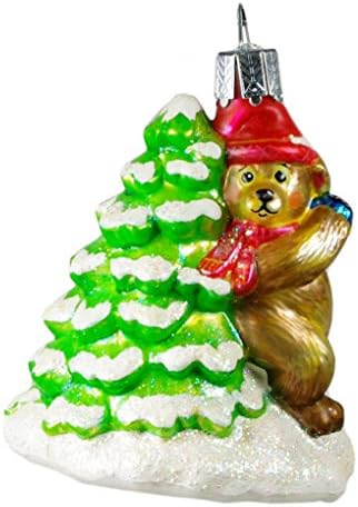 דוב גור ליד עץ חג המולד