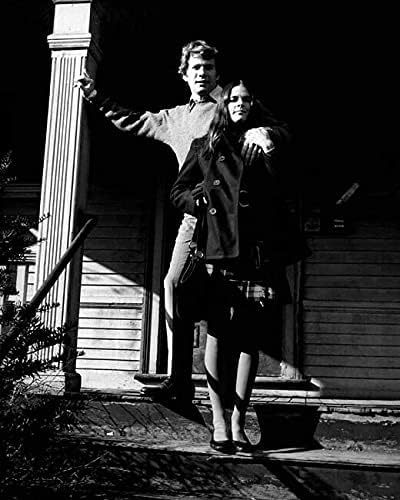 סיפור אהבה עלי מקגרו ריאן אוניל בתפקיד ג ' ני ואוליבר מחוץ לבית 8 על 10 תמונה
