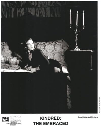 סטייסי היידוק בתפקיד לילי לנגטרי בקינדרד: השכיבה המחובקת על המיטה בשחור לבן 8 על 10 תמונה